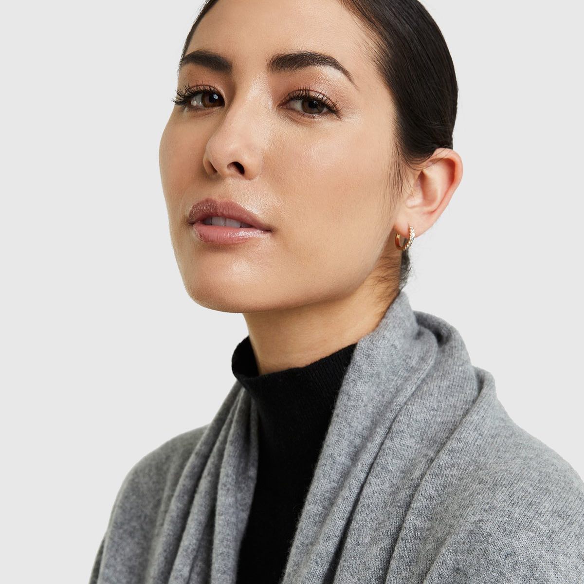 cashmere travel wrap - holiday gifts for travelers