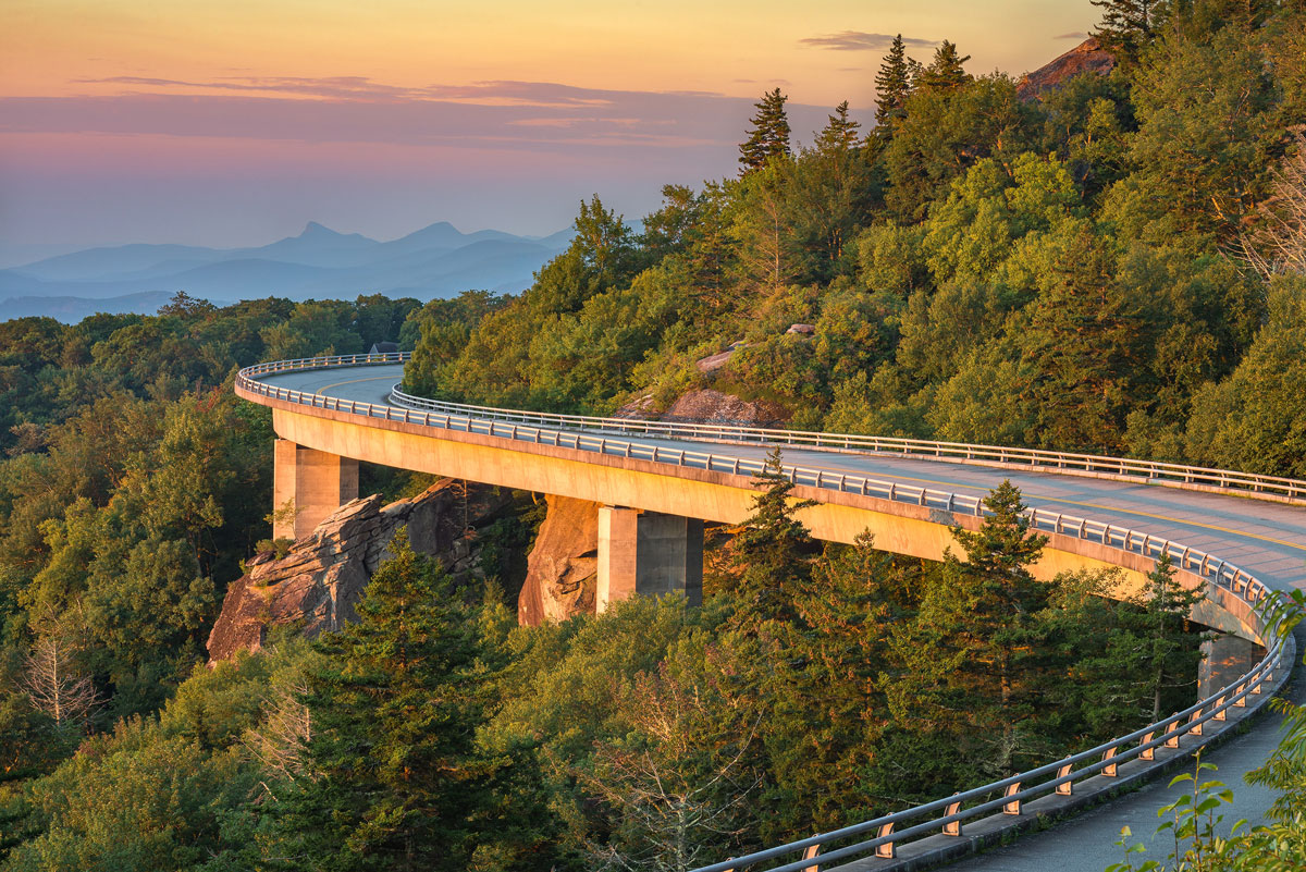 a-gorgeous-scenic-drive-along-the-Blue-Ridge-Parkway-in-North-Carolina